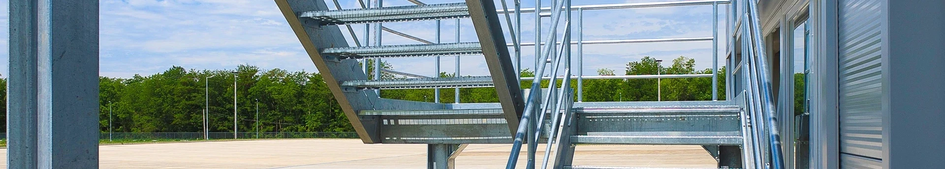 Lépcsőfok: megakadás, csúszás, korrózió – így lesz a lépcső tényleg biztonságos és tartós