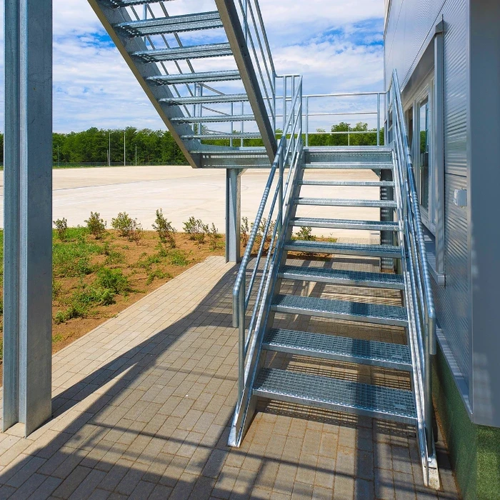 Lépcsőfok: megakadás, csúszás, korrózió – így lesz a lépcső tényleg biztonságos és tartós