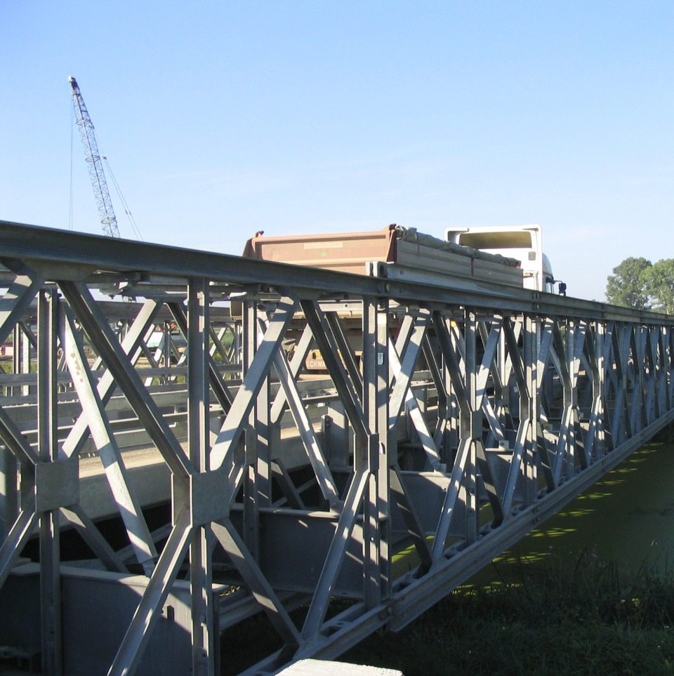 Stahlkonstruktion der Straßenbrücke